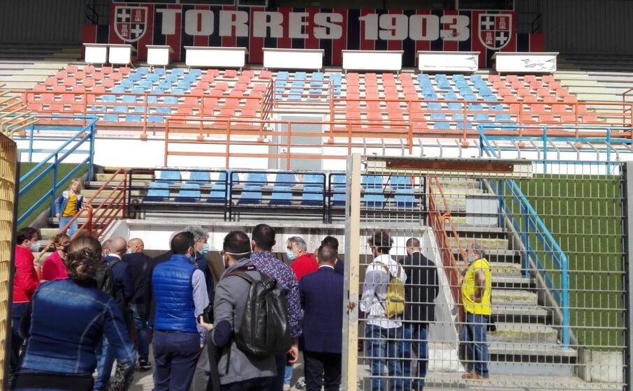 la tribuna coperta del vanni sanna (foto g marras)