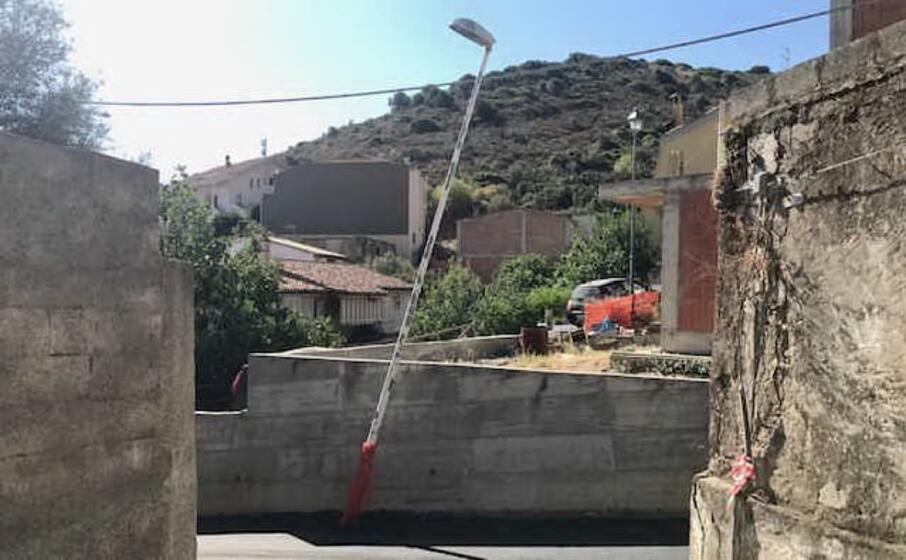 il lampione inclinato (foto agus)