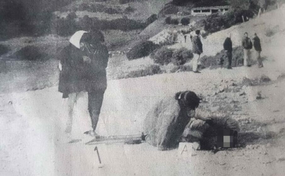 maria fadda accarrezza il padre gesuino privo di vita (archivio l unione sarda)