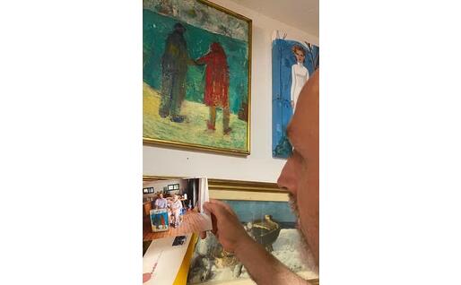 Antonello Carboni mostra il dipinto di Pantoli (foto Raggio)