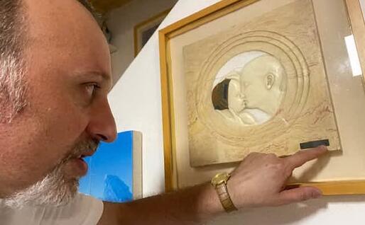 Antonello Carboni mostra la "Paternità" di Ciusa (foto Raggio)