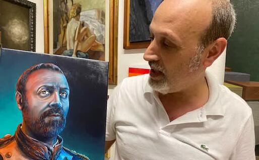 Antonello Carboni mostra un suo ritratto fatto da Nicola Caredda (foto Raggio)