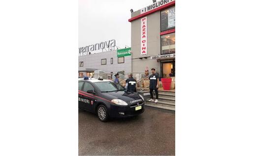 I Nas davanti al negozio (foto Carabinieri)