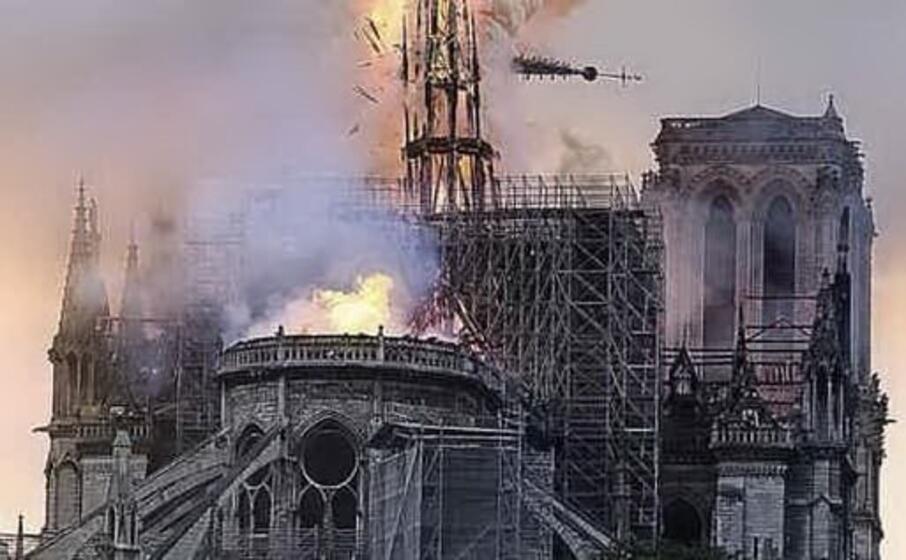 il momento del crollo della guglia a notre dame (archivio l unione sarda)
