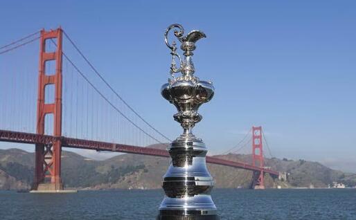 Il trofeo simbolo dell'America's Cup esposto a San Francisco (archivio L'Unione Sarda)