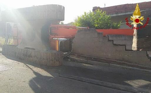 L'escavatore ribaltato (foto Vigili del fuoco)