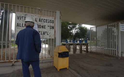 L'ingresso della fabbrica Enichem fibre di Ottana (foto L'Unione Sarda)