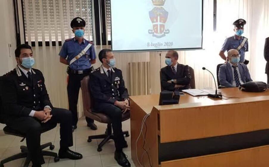 la conferenza stampa dei carabinieri (ansa)