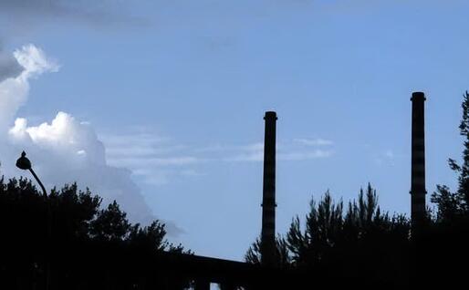 Le ciminiere nella zona industriale di Ottana (foto L'Unione Sarda)