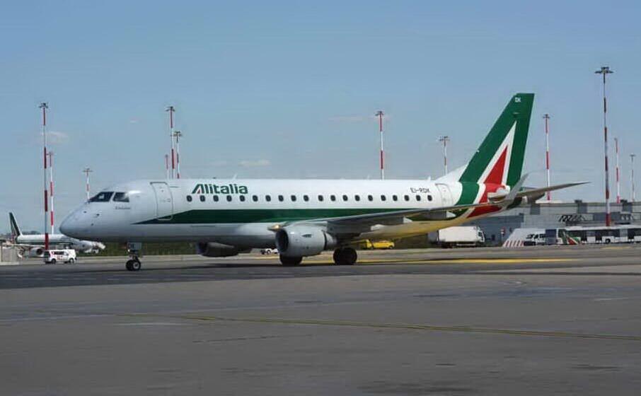 un volo alitalia (archivio l unione sarda)