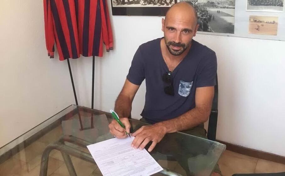 chessa firma il contratto (foto serreli)