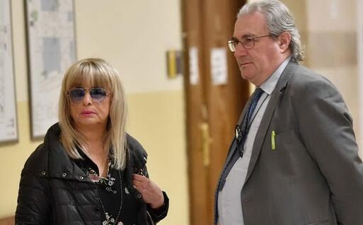 La madre di Fabrizio Corona con l'avvocato Ivano Chiesa in tribunale a Milano (Ansa)