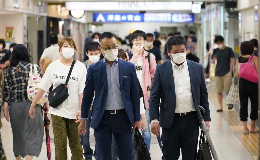 viaggiatori a tokyo (foto ansa epa)