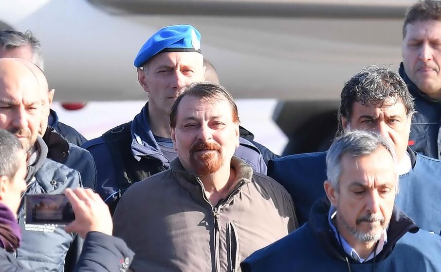 cesare battisti (foto archivio l unione sarda)