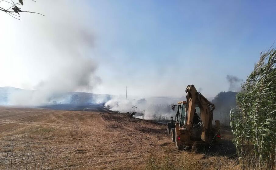 l incendio vicino alle case (foto pintori)