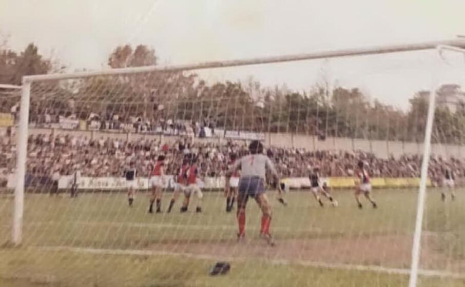 un attacco del carbonia di spalle il portiere del porto torres aventino cinus (foto concessa ex biancobl carbonia)
