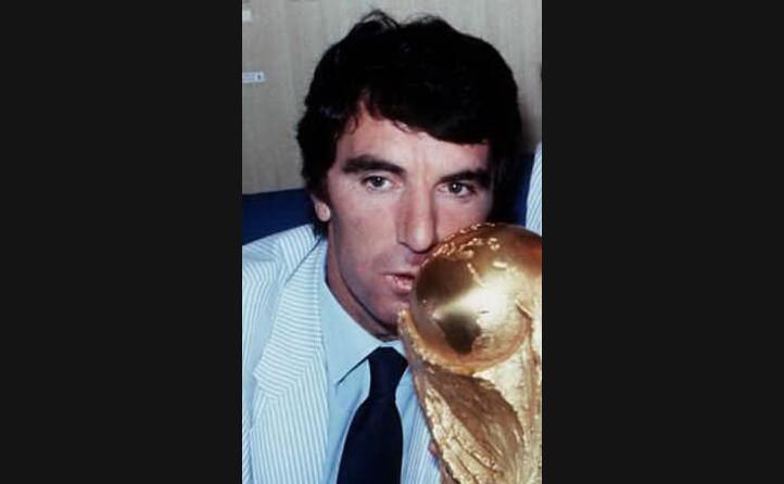 zoff con la coppa sull aereo che riporta gli azzurri in patria