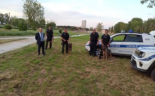 Alessandro Corrias, nuovo comandante della Polizia Locale di Villacidro, con il nucleo cinofilo della Polizia Giudiziaria di Rimini (L'Unione Sarda)
