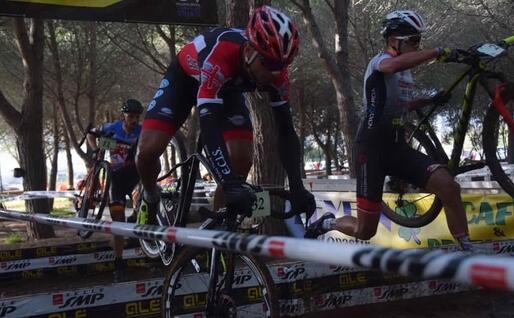 Imprevisti sull'ostacolo in una gara di ciclocross sarda (foto L'Unione Sarda - Melis)