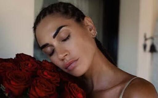 Melissa Satta e il mazzo di rose (foto Instagram)