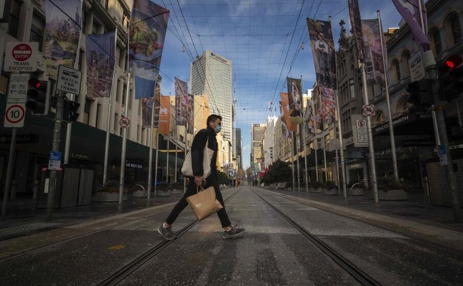 un passante a melbourne (ansa)