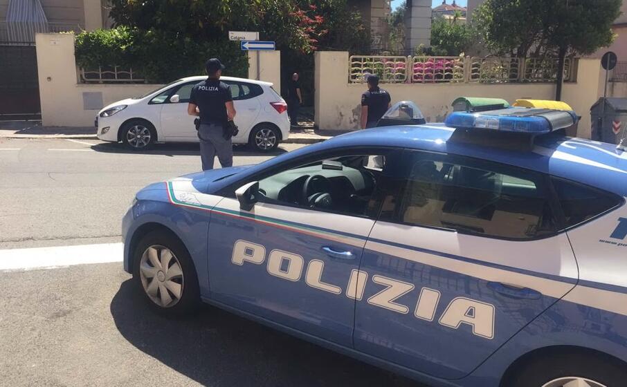 una volante della questura nel rione di bonaria (foto l unione sarda)