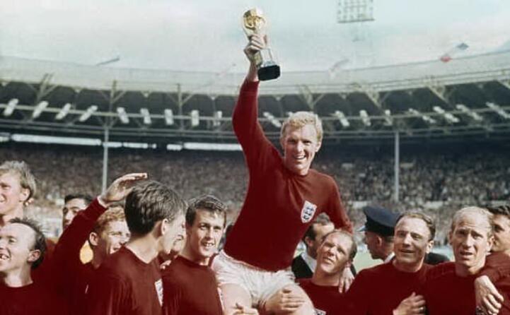1966 l unico mondiale vinto dall inghilterra bobby moore alza la coppa