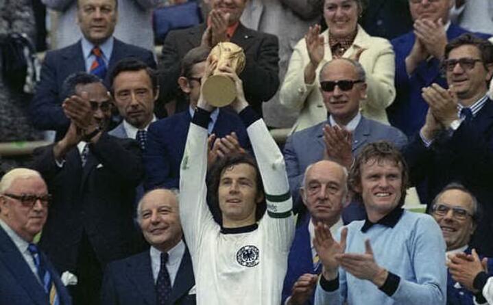 1974 beckenbauer alza la coppa rinnovata nella sua forma come la conosciamo oggi