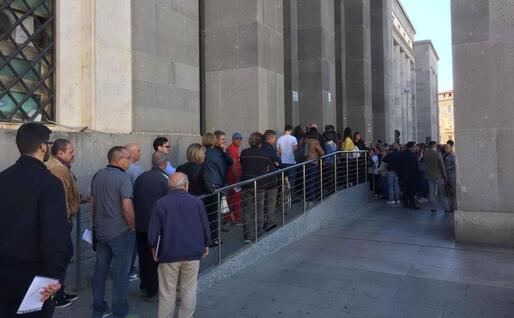 Attesa davanti all'ingresso (L'Unione Sarda - Vercelli)