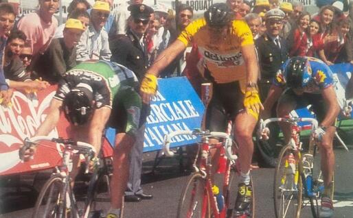 Bugno batte Chioccioli a Sassari nel 1991 (archivio L'Unione Sarda)