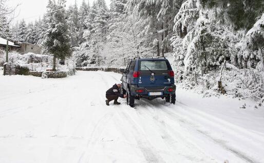 Catene da neve all'auto (Foto L'Unione Sarda)