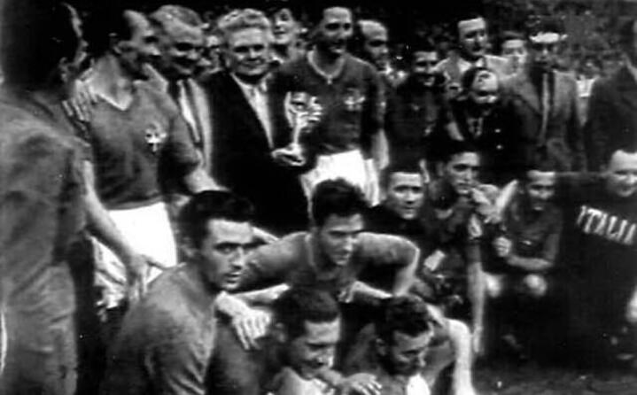 gli azzurri con la coppa del 38