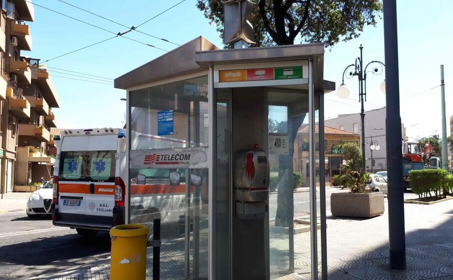 la cabina telefonica in viale colombo a quartu sant elena (foto daga)