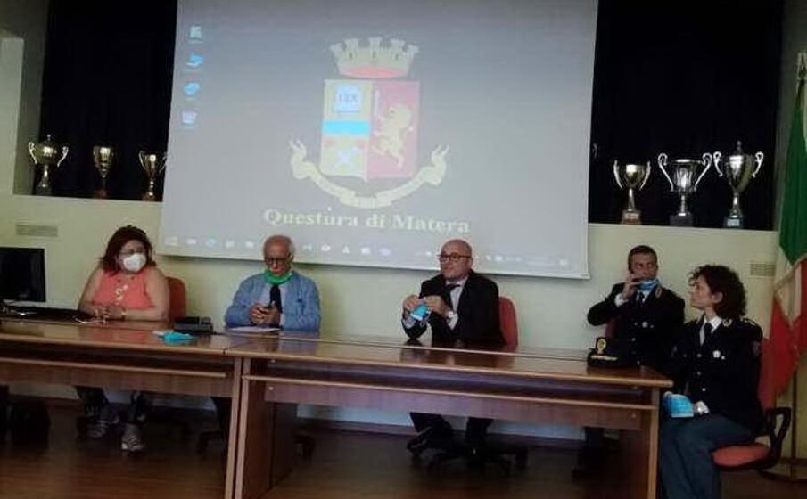 la conferenza stampa in questura (ansa)