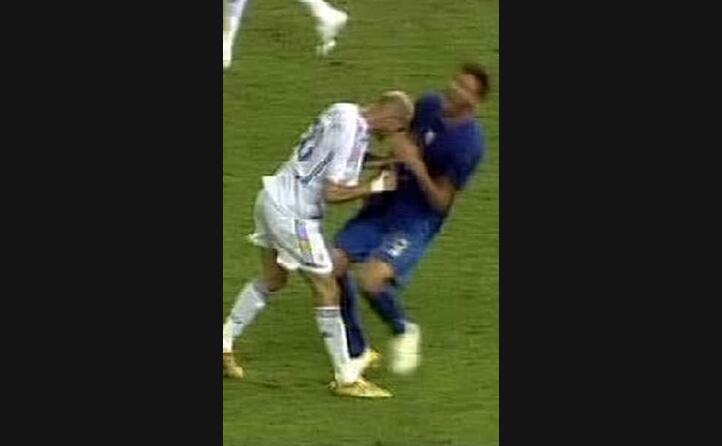 la famosa testata di zidane a materazzi in finale