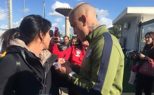 La firma degli autografi (foto L'Unione Sarda - Sanna)