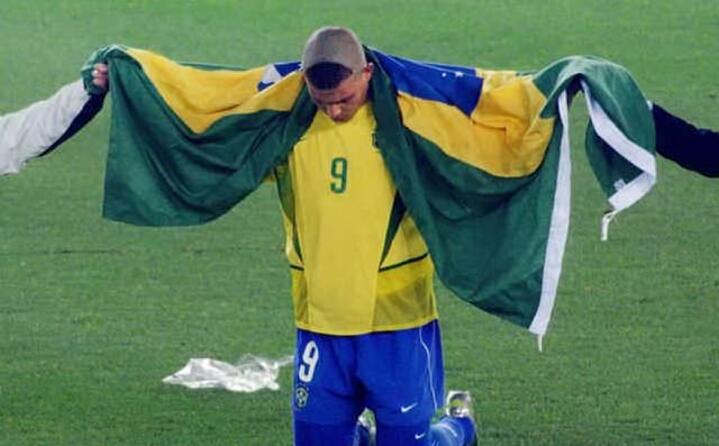 nel 2002 festeggia il brasile di ronaldo