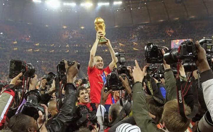 nel 2010 primo titolo spagnolo iniesta alza la coppa