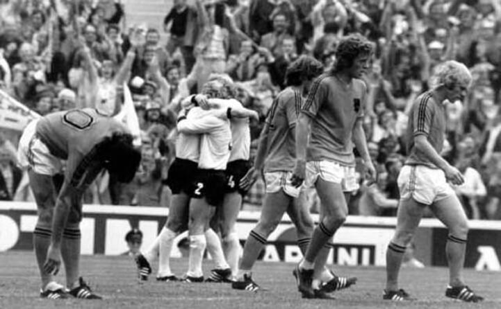 nel 74 il mondo ammira il calcio totale dell olanda di crujiff sconfitta per in finale dalla germania