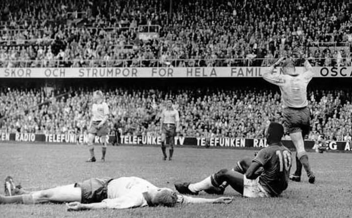 pel seduto sull erba il brasile vince il suo primo titolo nel 1958 bisser nel 1962