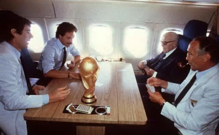 zoff causio pertini e bearzot con la coppa sull aereo che li riporta in italia una foto storica