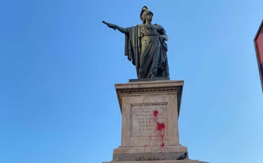 il monumento imbrttato (foto l unione sarda anedda endrich)