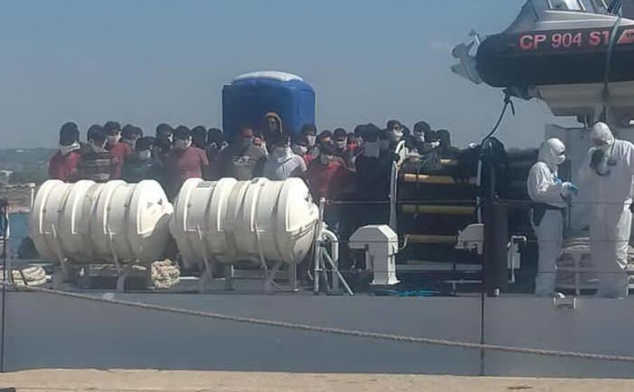l arrivo dei migranti a pozzallo (ansa)