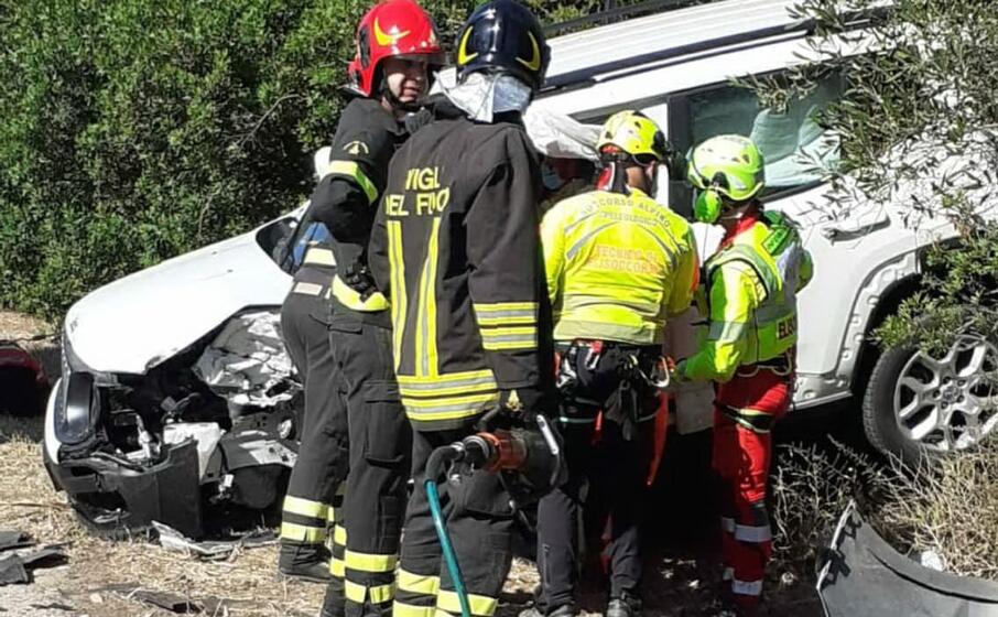l estrazione di uno dei conducenti (foto vigili del fuoco)