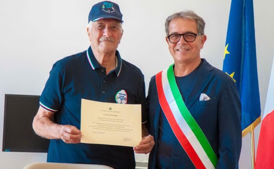 la consegna della pergamena in municipio (foto comune di olbia)