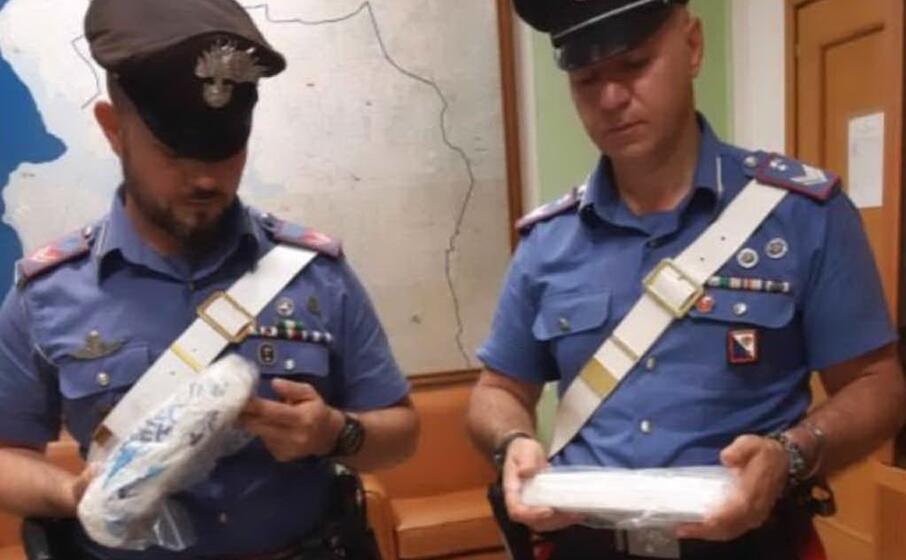 la droga sequestrata (foto carabinieri)