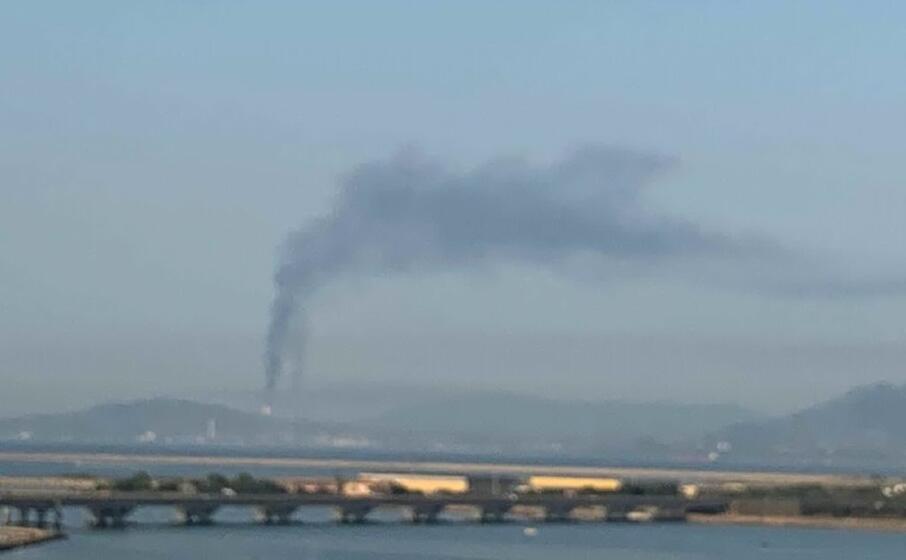 la raffineria nei giorni scorsi vista da cagliari (foto l unione sarda)