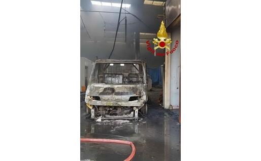 Un mezzo distrutto dalle fiamme (foto Vigili del fuoco)