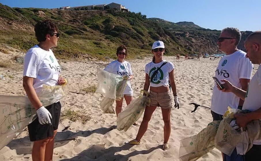 al lavoro i volontari di clean coast sardinia