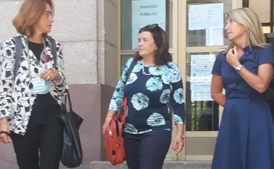 gli avvocati antonella calcaterra (da destra) anna ganadu e maria teresa spanu (l unione sarda)